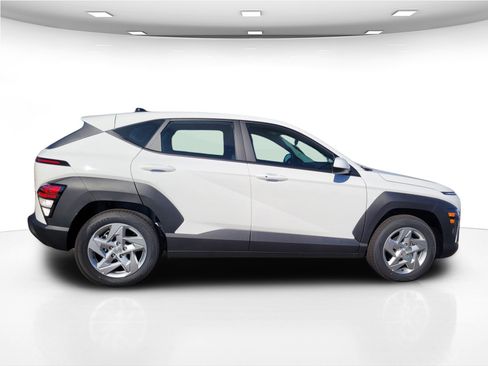 New 2026 Hyundai Kona SE image 8