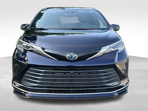Used 2025 Toyota Sienna Platinum AWD/4WD image 8