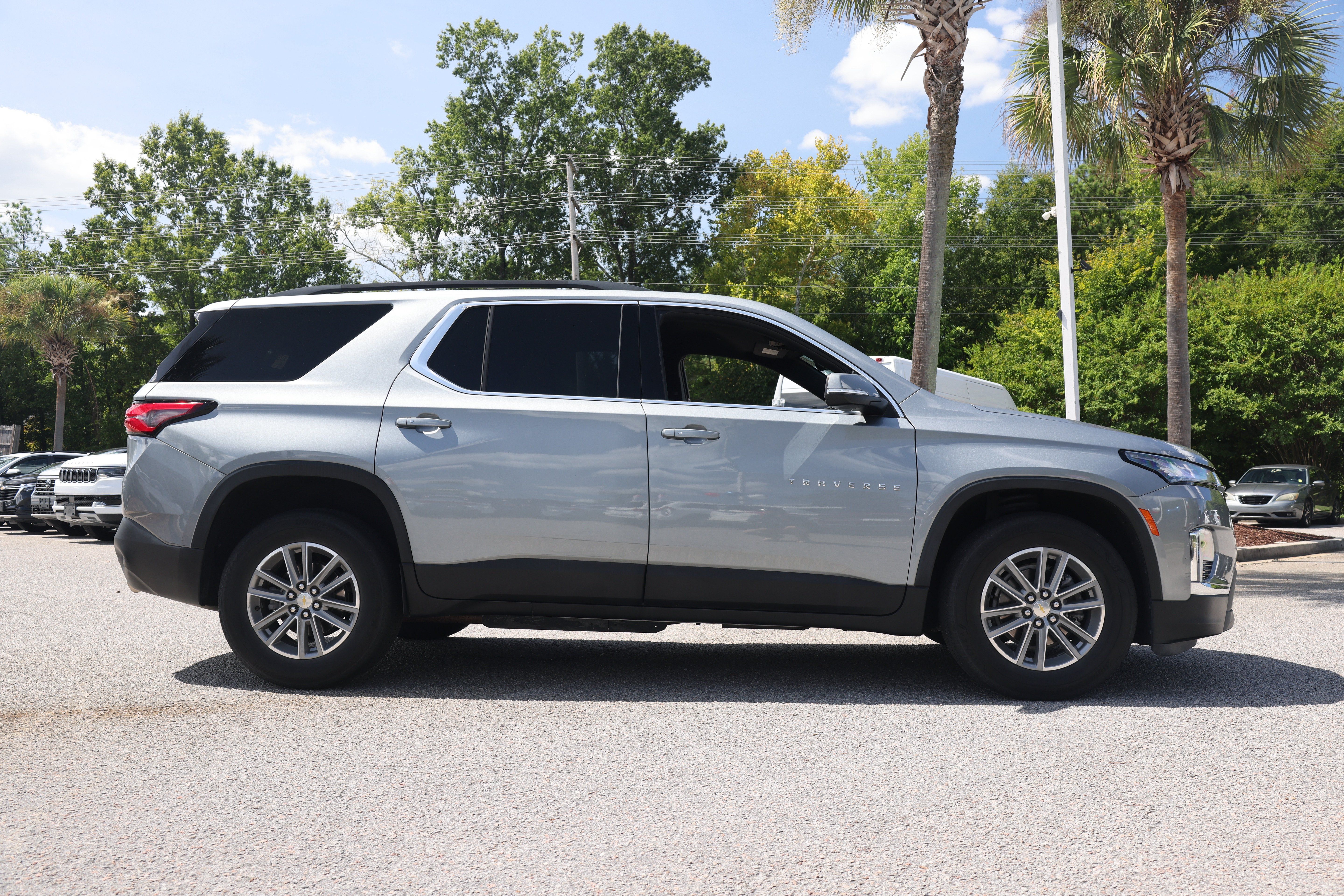 Used 2023 Chevrolet Traverse LT FWD image 6