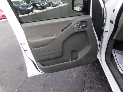 Used 2018 Nissan Frontier SV image 12