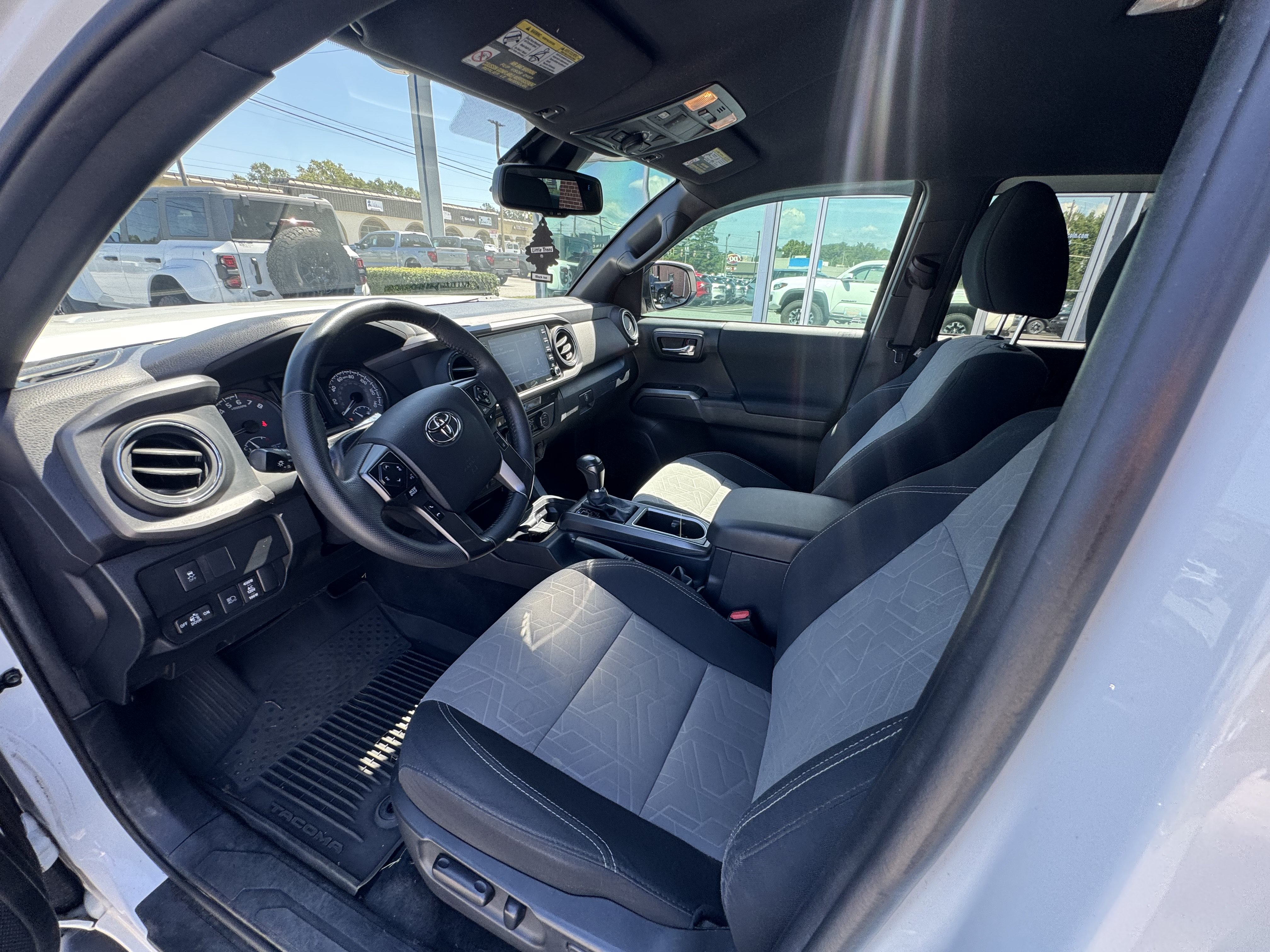 Used 2022 Toyota Tacoma TRD Off-Road AWD/4WD image 7