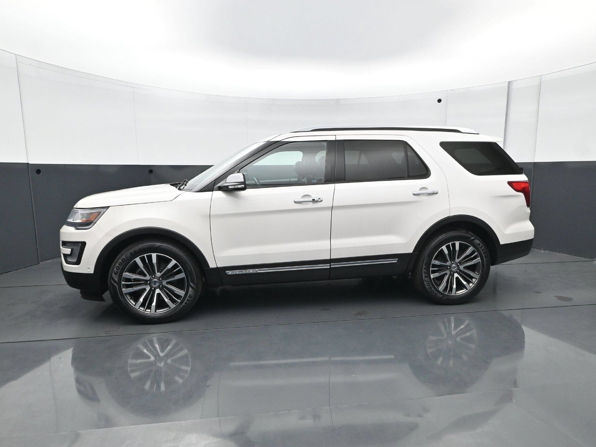 Used 2017 Ford Explorer Platinum AWD/4WD image 3