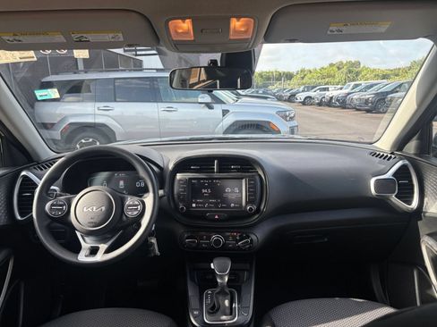 Used 2025 Kia Soul LX w/ LX Technology Package FWD image 31