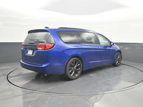 Used 2019 Chrysler Pacifica Touring-L Plus w/ Advanced Safetytec Group FWD image 8