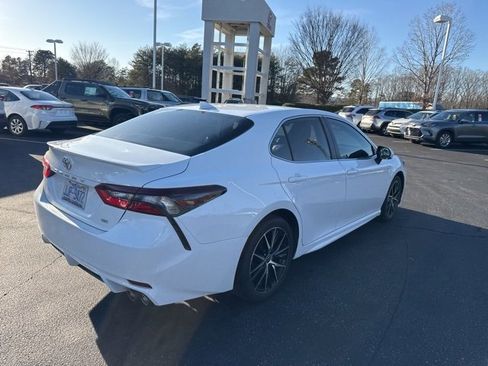 Used 2022 Toyota Camry SE image 4