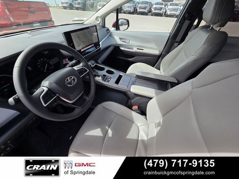 Used 2025 Toyota Sienna XLE w/ XLE Plus Package FWD image 10