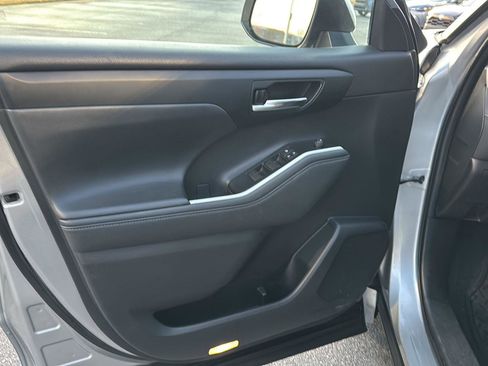 Used 2021 Toyota Highlander XLE image 14