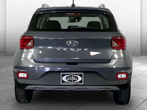 Used 2025 Hyundai Venue SEL image 3