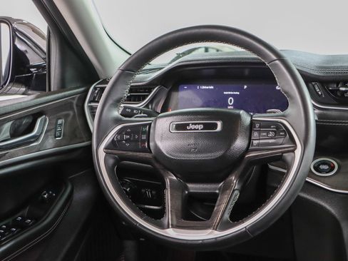 Used 2023 Jeep Grand Cherokee Limited w/ Black Appearance Package AWD/4WD image 12