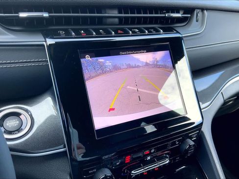 Used 2023 Jeep Grand Cherokee L Laredo image 29