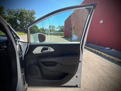 Used 2018 Chrysler Pacifica Touring-L Plus w/ Advanced Safetytec Group FWD image 26