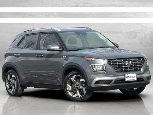 Used 2025 Hyundai Venue SEL image 2