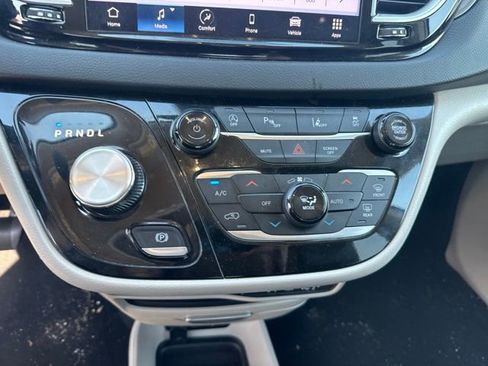 Used 2024 Chrysler Pacifica Touring-L FWD image 13