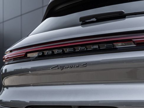 Certified 2025 Porsche Cayenne S w/ Premium Package Plus AWD/4WD image 14