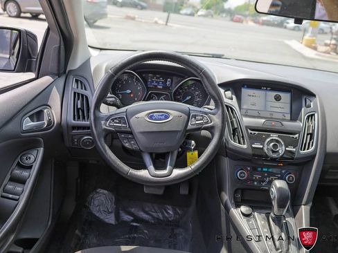 Used 2018 Ford Focus SEL w/ Cold Weather Package FWD image 2