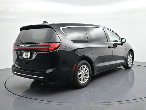 Used 2024 Chrysler Pacifica Touring-L FWD image 6