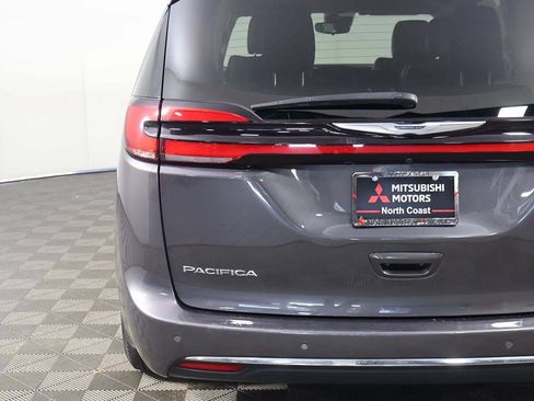 Used 2023 Chrysler Pacifica Touring-L FWD image 15