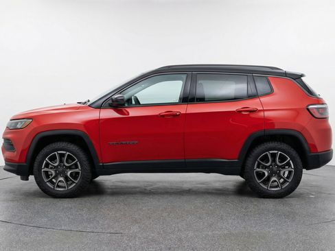 Used 2025 Jeep Compass Trailhawk AWD/4WD image 5