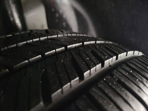 Used 2015 Ford Taurus SEL image 11