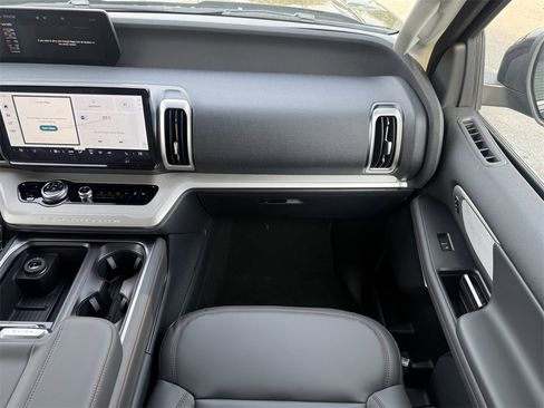 New 2025 Ford Expedition Active image 17