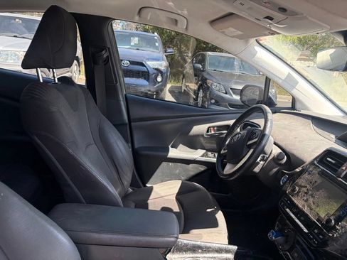 Used 2018 Toyota Prius Three FWD image 10