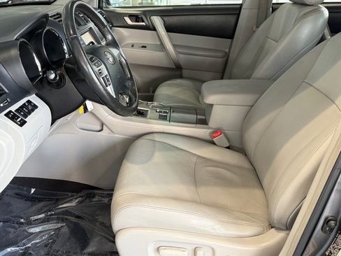 Used 2012 Toyota Highlander SE w/ Tow Pkg image 19