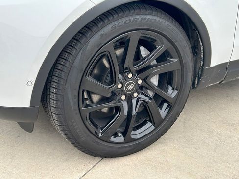 Used 2025 Land Rover Discovery S image 9