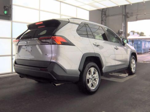 Used 2021 Toyota RAV4 XLE w/ Convenience Package FWD image 2