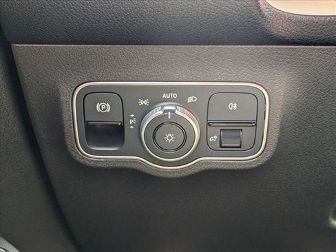 Used 2023 Mercedes-Benz EQB 300 4MATIC image 10