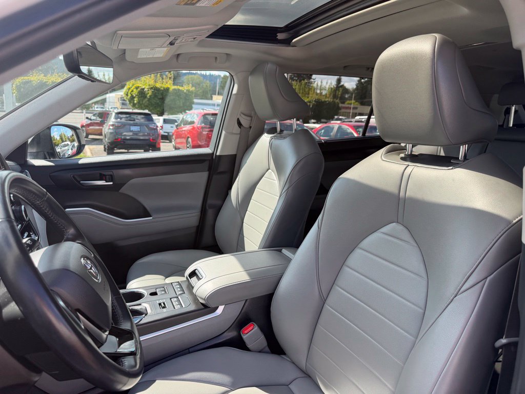 Used 2021 Toyota Highlander XLE AWD/4WD image 14