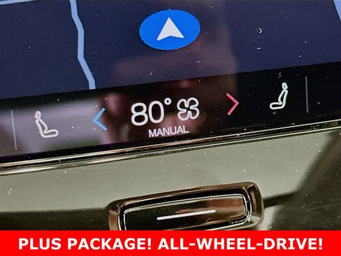 Used 2025 Volvo XC40 B5 Plus image 21