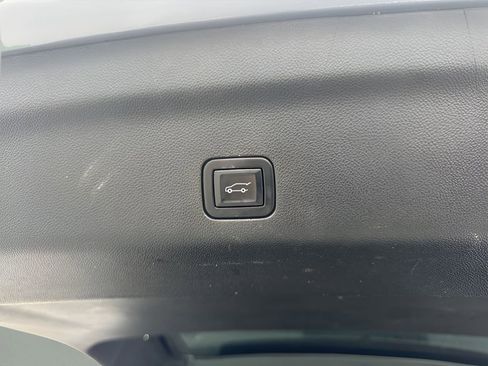 Used 2022 Chevrolet Suburban LT image 32