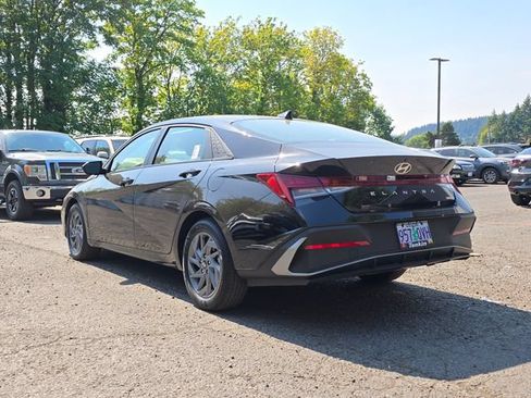 Used 2025 Hyundai Elantra Hybrid FWD image 5