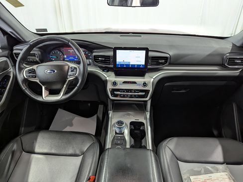 Used 2022 Ford Explorer XLT w/ Equipment Group 202A AWD/4WD image 16