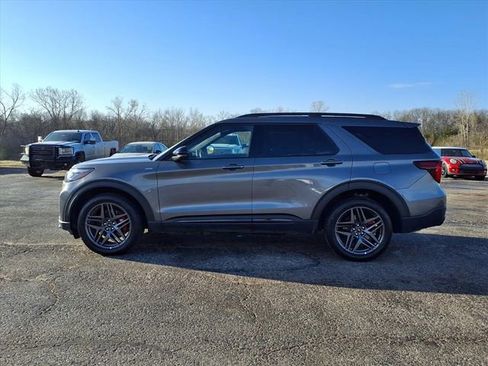 Used 2025 Ford Explorer ST-Line w/ ST-Line Street Pack image 32