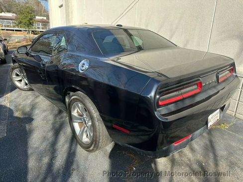 Used 2016 Dodge Challenger SXT image 3