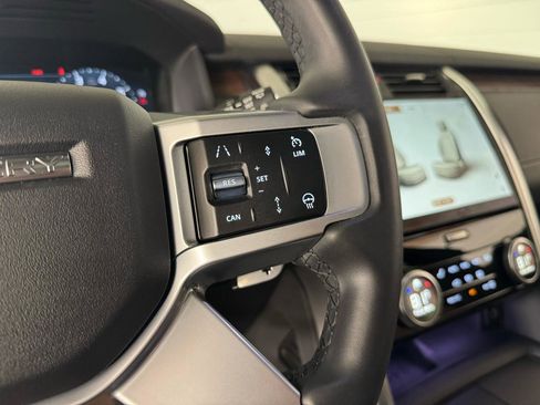 Used 2024 Land Rover Discovery Dynamic SE image 22