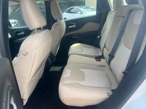 Used 2015 Jeep Cherokee Sport FWD image 11