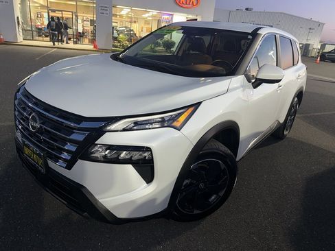 Used 2024 Nissan Rogue SV image 21