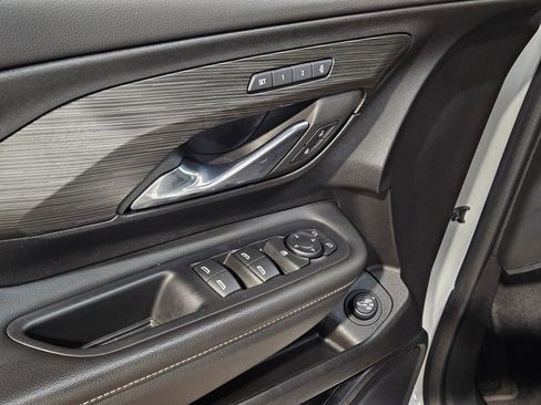 Used 2024 GMC Terrain SLT image 21