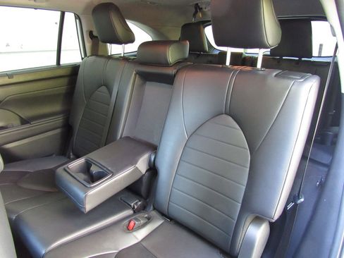 Certified 2024 Toyota Highlander XLE AWD/4WD image 16