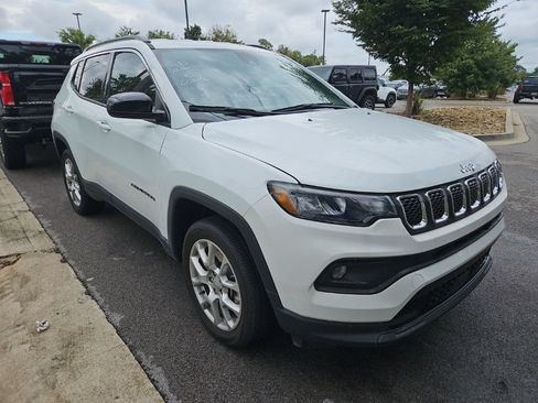 Used 2024 Jeep Compass Latitude AWD/4WD image 2