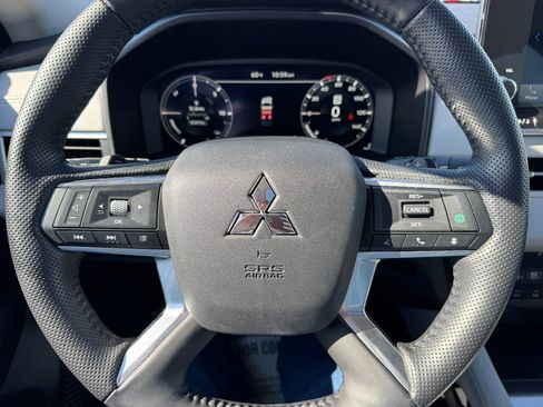 Used 2025 Mitsubishi Outlander SEL image 13