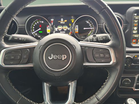 Used 2022 Jeep Wrangler Unlimited Sahara AWD/4WD image 9