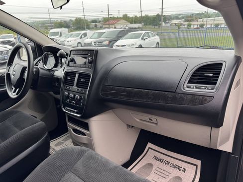 Used 2017 Dodge Grand Caravan SE FWD image 14