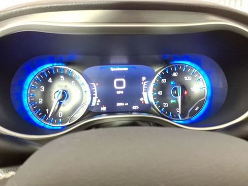 Used 2023 Chrysler Pacifica Touring-L image 17