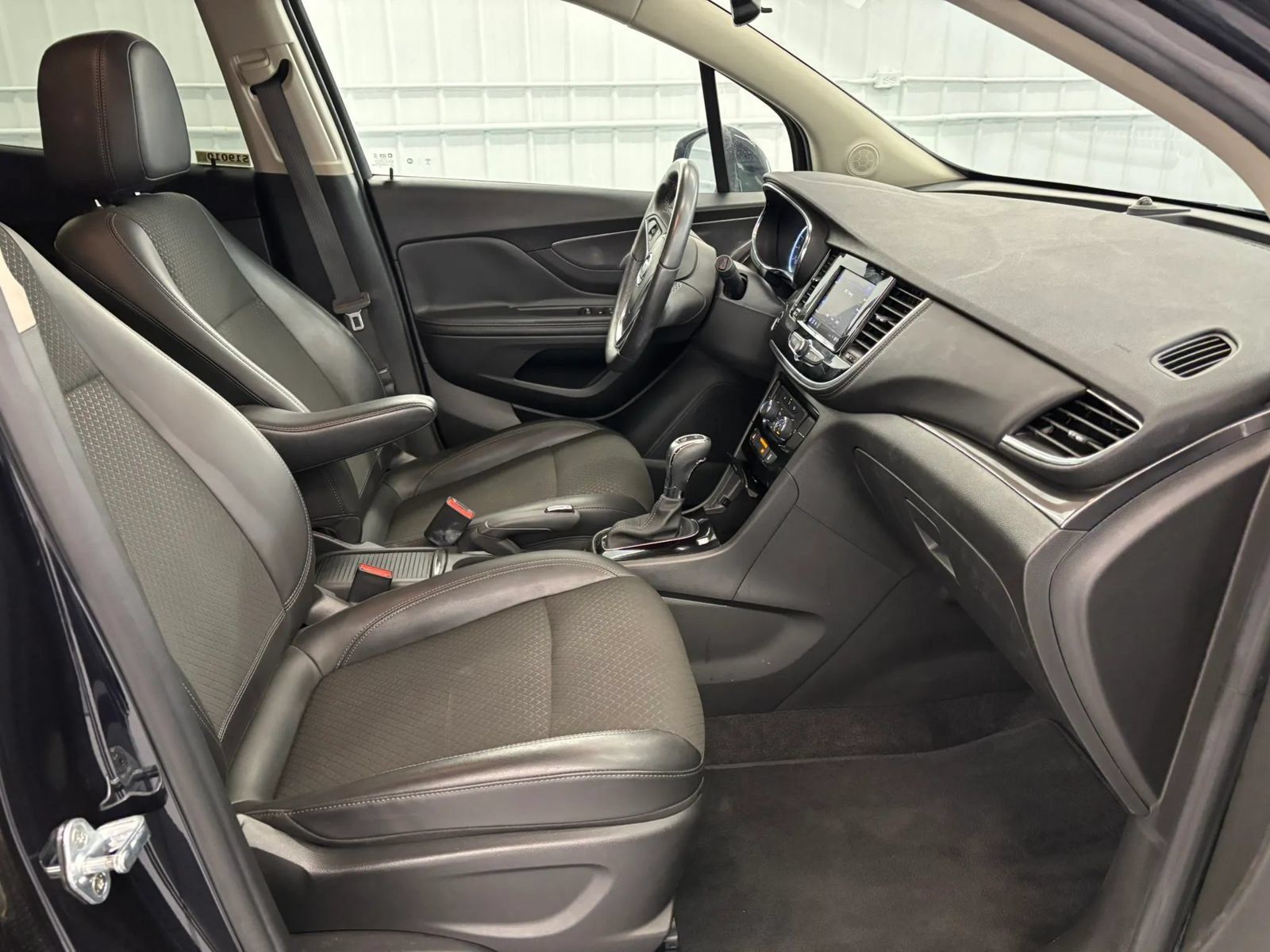 Used 2022 Buick Encore Preferred AWD/4WD image 30