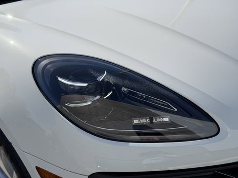 Certified 2022 Porsche Macan image 12