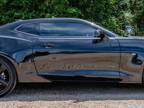 Used 2018 Chevrolet Camaro LT RWD image 6