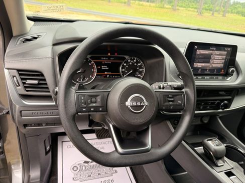 Used 2024 Nissan Rogue S FWD image 15